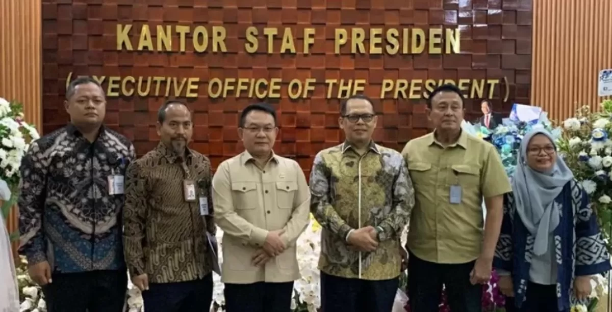 Kepala Jenderal TNI (Purn) Dudung Abdurachman foto bersama sejumlah pimpinan KPK di Kantor Staf Kepresidenan, Jakarta.