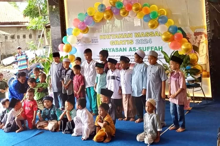 Sejumlah anak yang mengikuti kegiatan khitan massal gratis dari Yayasan As-Suffah dan Laznaz, di gedung serbaguna sosial As-Suffah Jalan Mandor Tadjir RT2/5 Kelurahan Serua Kecamatan Bojongsari. (RISKY DWI LESTARI/RADAR DEPOK)