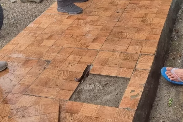 Pembangunan trotoar jalan yang terletak di Jalan Sutomo Kelurahan Wek I Kecamatan Padangsidimpuan Utara, Kota Padangsidimpuan, baru beberapa hari selesai dikerjakan, lantai keramik sudah pada bercoporan dari dasar pondasi, Selasa (26/12/2023). (Foto: Realitasonline.id/ RI)