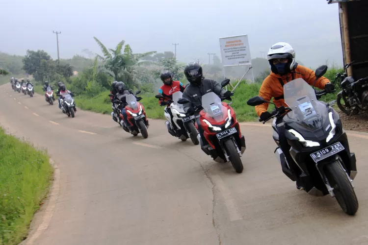 Setiap pengendara wajib menggunakan riding gear ketika bepergian.