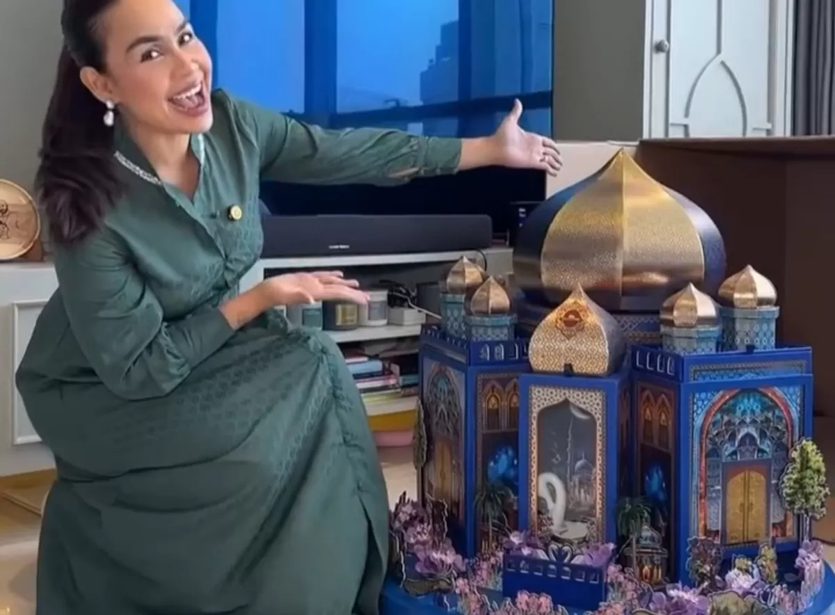 Potret Melaney Ricardo unboxing hampers lebaran dari Luna Maya dan Maxime Bouttier (Instagram/melaney_ricardo)