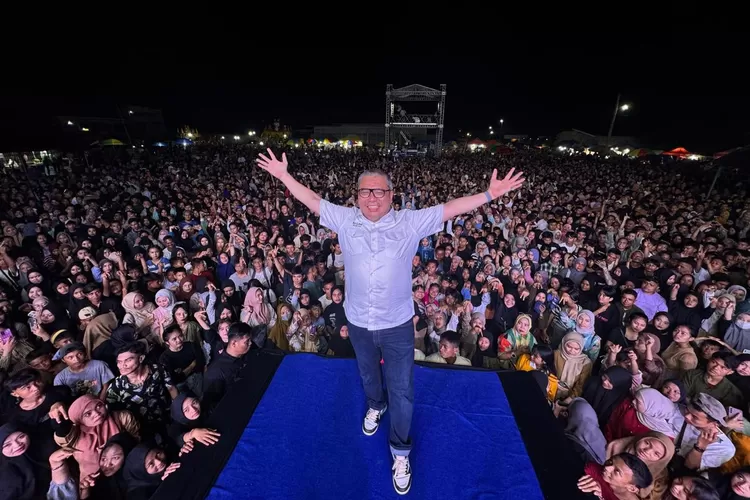 Ahmad Ali saat berada di bumi Sivia Patuju, julukan Kabupaten Tojo Una-una. Lautan manusia hadir untuk bertemu bakal calon Gubernur Sulteng itu. (Foto: Ist).