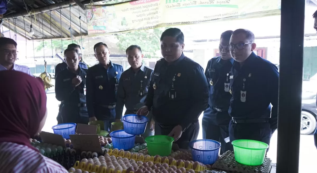 Peserta Didik Sespimmen Polri memantau aktivitas perdagangan dan ketersediaan bahan pokok di Pasar Induk Kabupaten Cianjur. (FOTO: Ist)