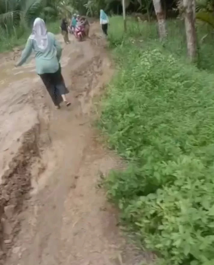 Kondisi jalan menuju SPDN Desa Majelis Hidayah yang rusak parah (Metrojambi.com)