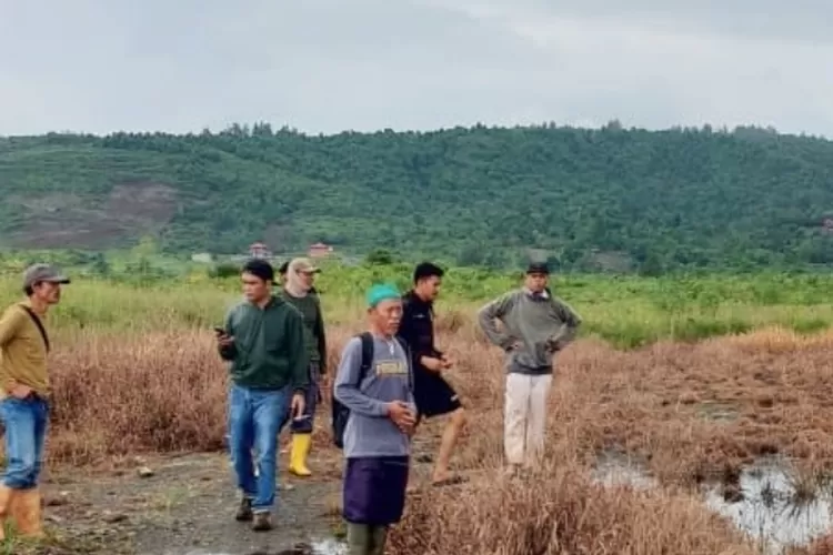 Warga Transmigrasi ukur tanahnya yang dijadikan TPU tanpa izin oleh Pemdes Bahodopi (Metrosulteng)
