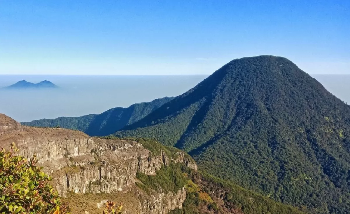 Aksi penolakan PLTP Gunung Gede Pangrango kembali terjadi setelah segel alat berat dilanggar. (Dok. gedepangrango.org)