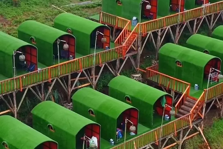 Staycation rumah hobbit di Ecopark Curug Tilu. (Sumber: Instagram @ecoparkcurugtilu.official)