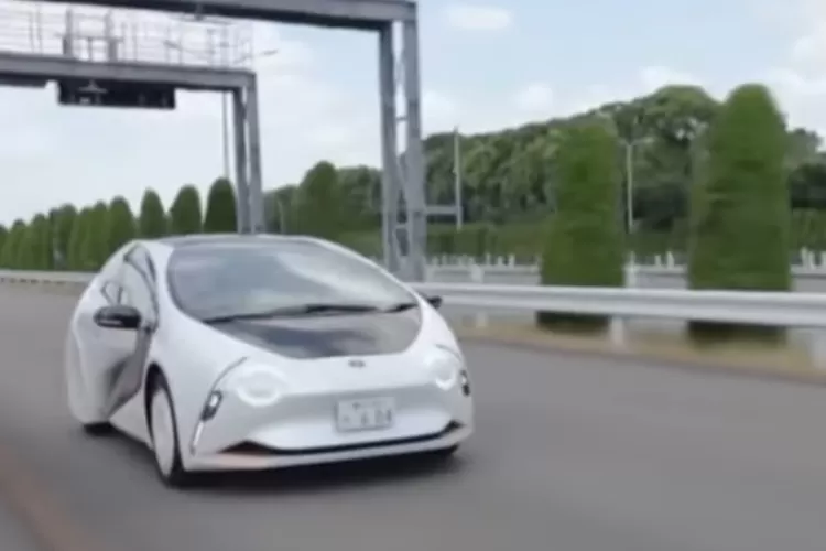 Toyota merencanakan versi baterai solid-state dengan spesifikasi lebih tinggi yang mampu mencapai jarak tempuh hingga 1.500 km. (Tangkapan Layar YouTube O Blitz)