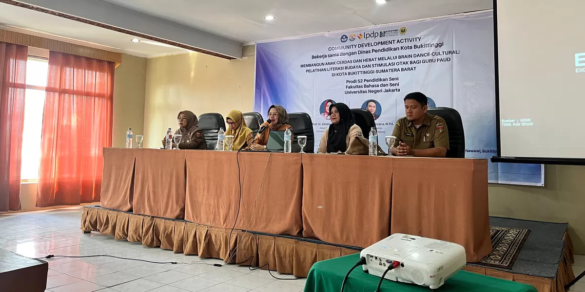 Guru PAUD Bukittinggi antusias mengikuti praktik brain dance berbasis budaya Minangkabau dalam pelatihan inovatif (Ist)