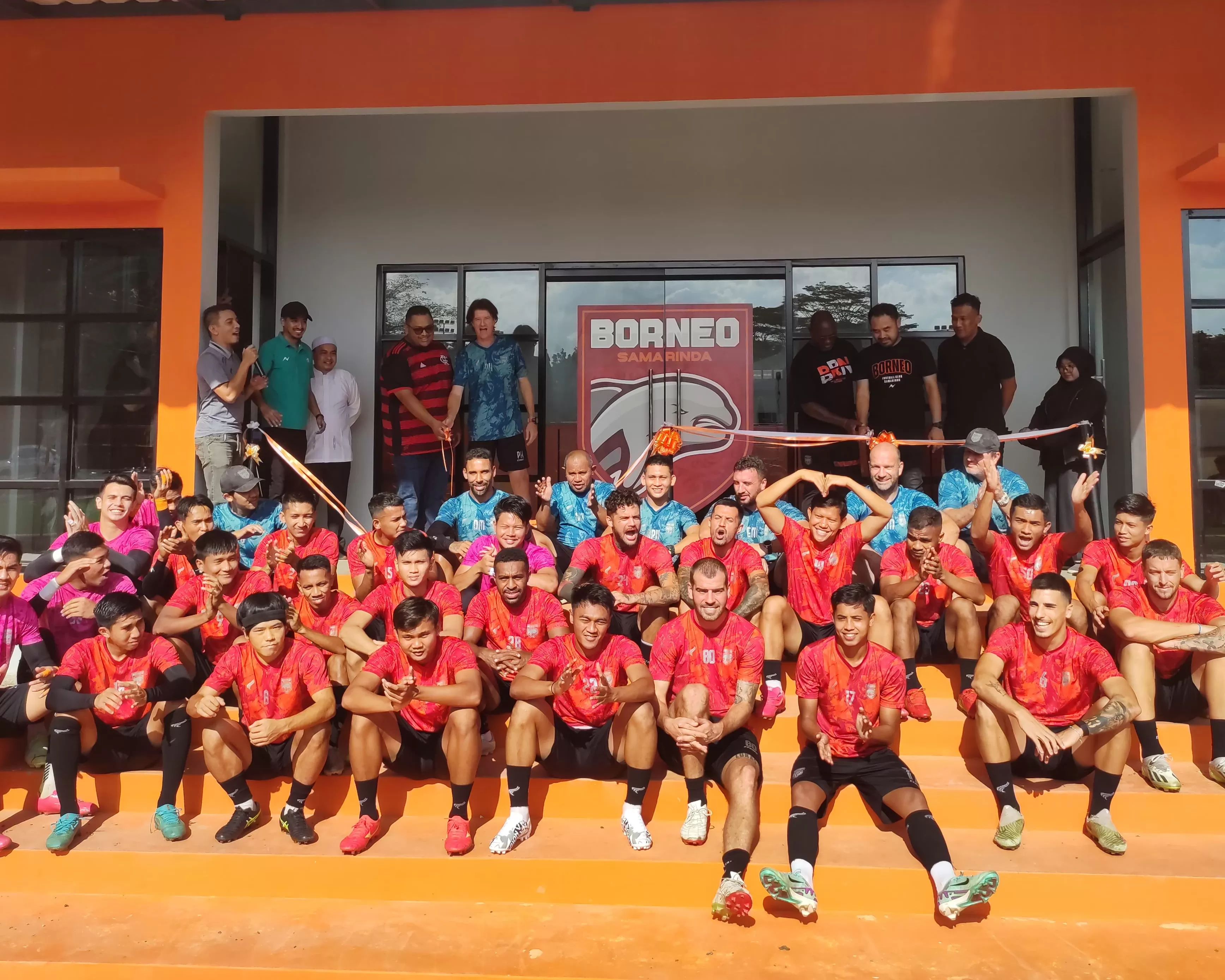 POTONG PITA: Skuad Pesut Etam menghadiri peresmian gedung di Borneo FC Training Center, Rabu (28/2).&nbsp;BORNEO FC MEDIA  