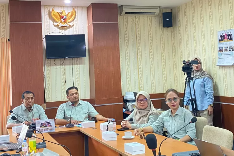 Anggota Komisi C DPRD Kota Depok, H Bambang Sutopo (paling kiri) saat mendengarkan pemaparan tentang Teknologi Masaro untuk antisipasi masalah sampah di Kota Depok (DOKUMEN NARASUMBER)