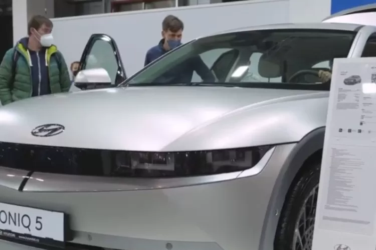 BYD memperkenalkan Atto 1 dengan harga sangat kompetitif&mdash;kisarannya mulai Rp 195 juta hingga Rp 235 juta yang masuk ke ranah LCGC tradisional. (Tangkapan Layar YouTube Akthur.TV)