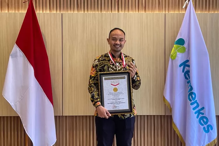 Dokter spesialis penyakit dalam psikosomatik dari RS dr Kariadi Semarang, Yanuar Ardani ketika meraih rekor Museum Rekor Dunia Indonesia (MURI) beberapa waktu lalu di Universitas Indonesia - Foto: Herni Lukmanul Hakim