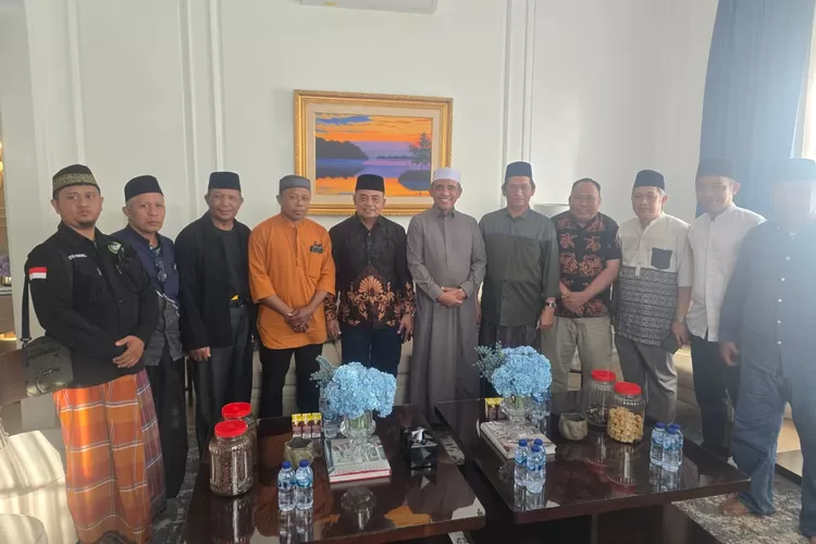 Gubernur Sulteng saat bertemu pengurus IKIB di kediamannya di Kota Palu, Senin 12 Mei 2025. (Foto: Ist).
