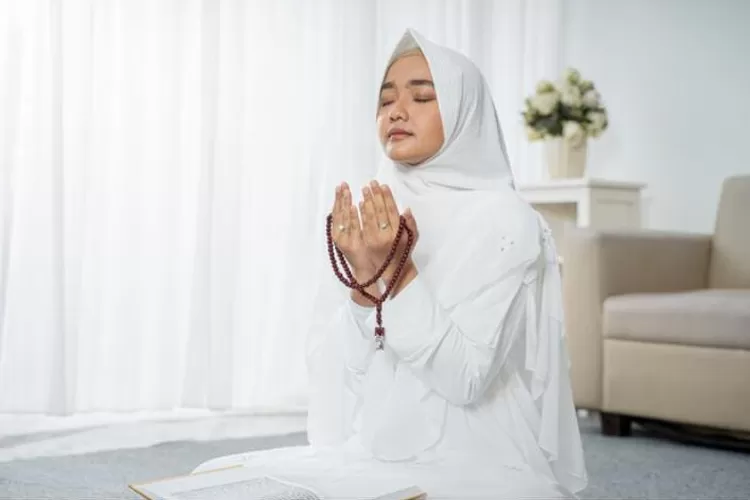 Berdoa adalah cara kita berkomunikasi dengan Allah SWT untuk meminta rezeki (Freepik)