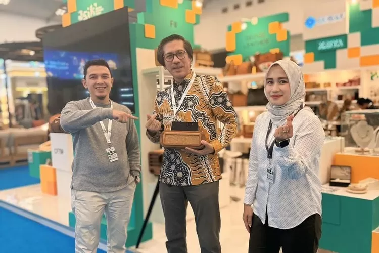 Berkat pemberdayaan BRI, UMKM kerajinan lokal dari limbah kayu dapat peluang di pasar internasional