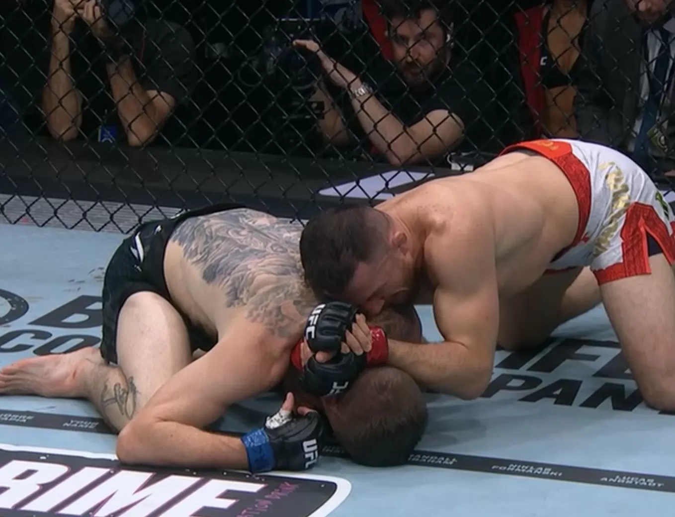 Merab coba mencekik Sandhagen. (X)