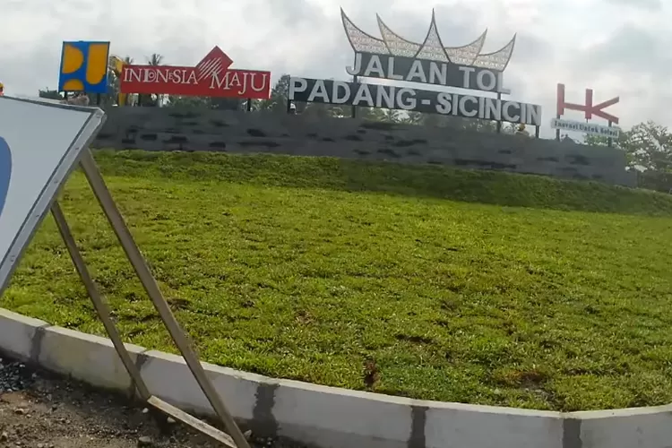 Kejaksaan Tinggi Sumatera Barat (Kejati Sumbar) memeriksa 28 orang sebagai saksi atas kasus korupsi proyek Jalan Tol Padang-Sicincin. Tol ini merupakan rangkaian Jalan Tol Trans Sumatera (JTTS). (YouTube: Minang Yes)