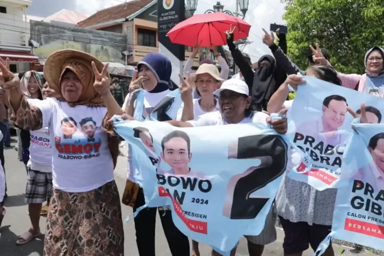 Antusias Menyambut Prabowo Gibran, Masyarakat Yogyakarta Berkumpul di Depan Kantor Gubenur DIY Yogyakarta (GenzDaily/dok: Promedia Teknologi)