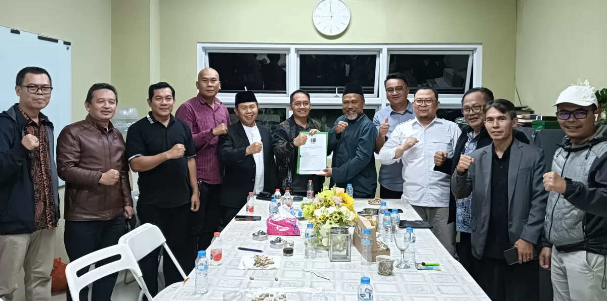 Jajaran pengurus MD KAHMI Kabupaten Bandung menyerahkan berkas pendaftaran Prof. Ahmad Sarbini sebagai bakal calon Presidium MW KAHMI Jawa Barat periode 2026&ndash;2031 kepada Panitia Seleksi Muswil VII di Sekretariat Panitia, Kota Bandung. (FOTO: Ist).