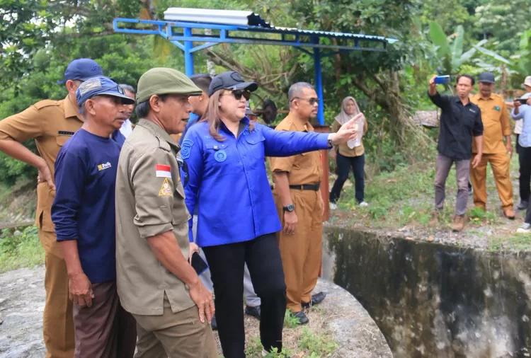Bupati Donggala saat meninjau irigasi di Desa Sumari, Kecamatan Sindue, Donggala.
