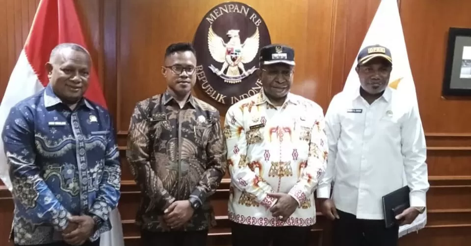 Bupati Waropen, Fransiscus Xaverius Mote, bersama Anggota DPRK Waropen, berkunjung ke kantor Kemenpan RB. (Pemkab Waropen)