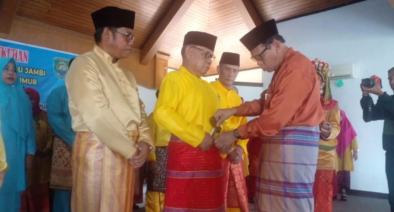 Pemyematan pusako kepada ketua LAM Kabupaten Tanjung Jabung Timur (Metrojambi.com)