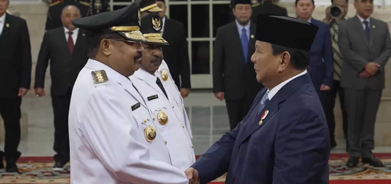 Presiden Prabowo Subianto (kanan) berjabat tangan, memberi ucapan selamat kepada Gubernur Papua Pegunungan, Jhon Tabo, dan Wagub Ones Pahabol, yang baru saja dilantik di Jakarta, Kamis 17 April 2025. (TANGKAPAN LAYAR YOUTUBE SEKRETARIAT PRESIDEN)