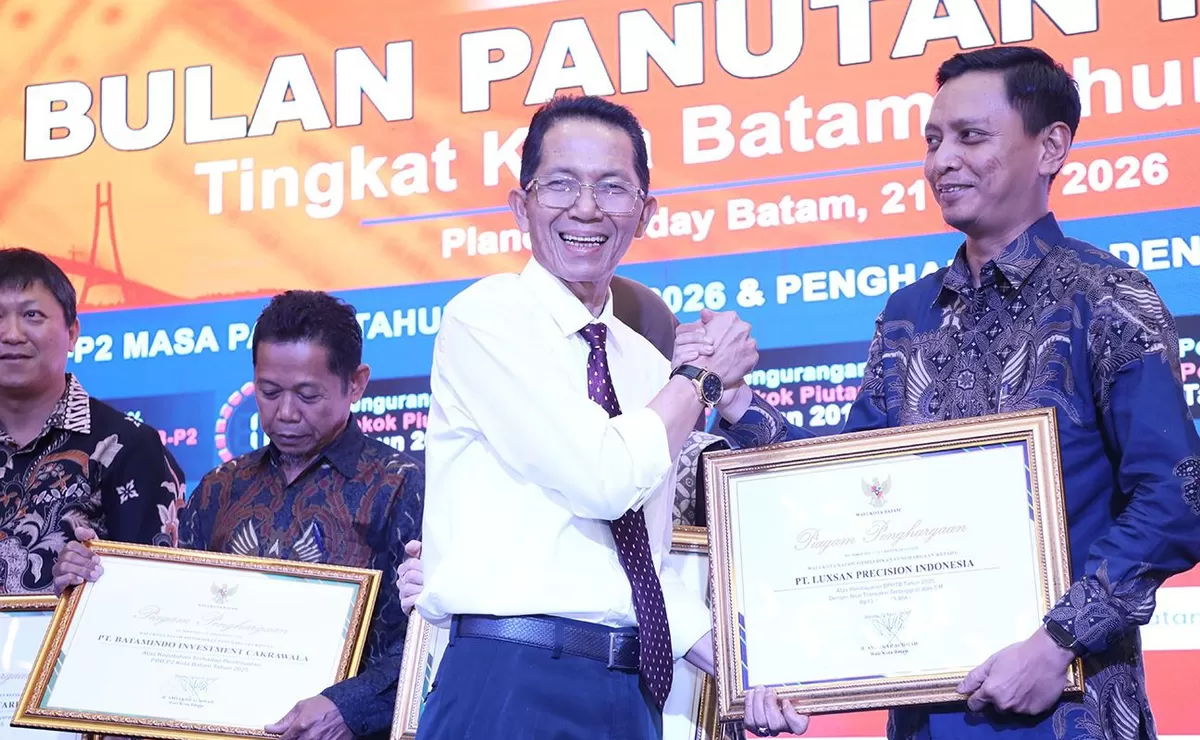 Walikota Batam Amsakar Achmad menyerahkan penghargaan kepada perusahaan kepatuhan pembayaran pajak.(Foto: Diskominfo Batam)