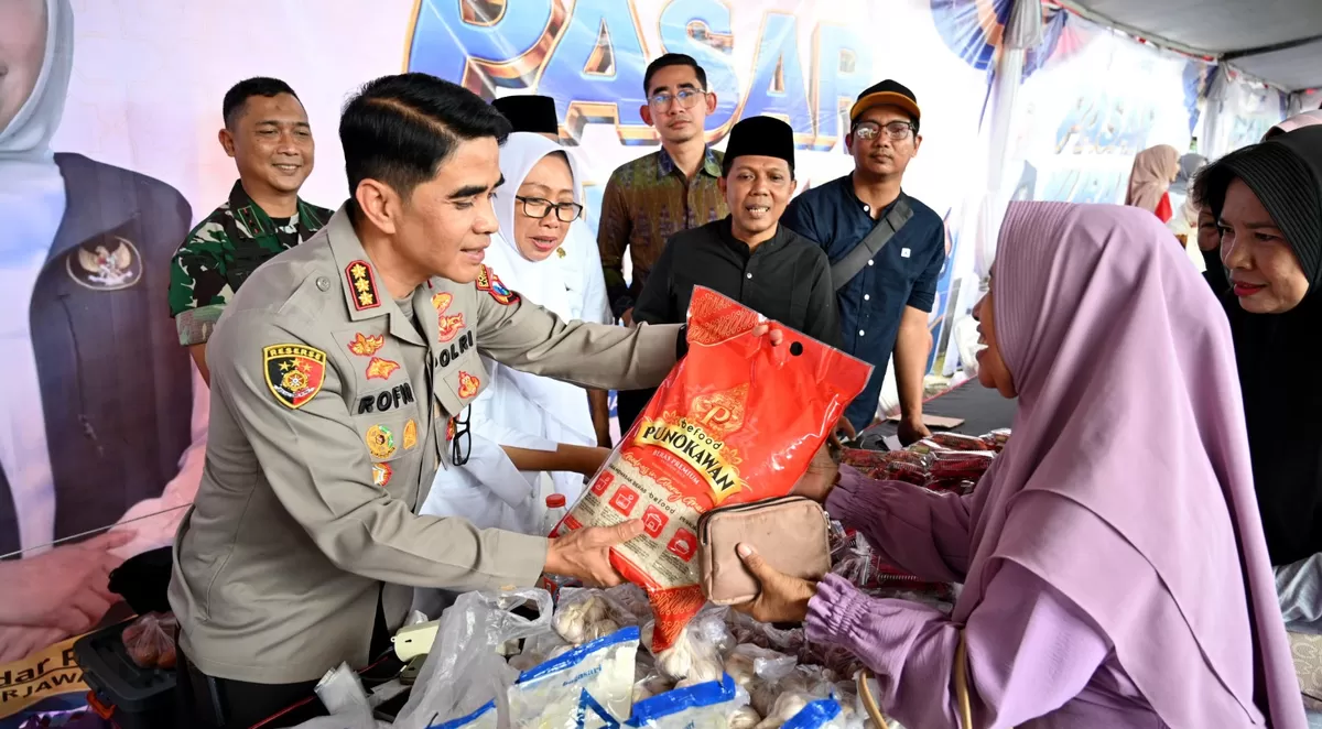 Kapolresta Kombespol Rofiq Ripto Himawan didampingi Imam Maskun, Dandim, dan Kadiskop-UMP menyerahkan beras kepada warga di arena pasar murah KMP Tukangkayu, kemarin (5/3/2026). (Kalimantansatu.com/Dok. IST)