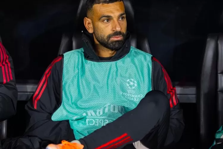 Moh Salah duduk dikursi cadangan (Foto: X)