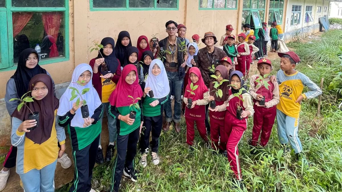Relawan GMD ajak siswa SDN Sambong Cianjur tanam pohon. (FOTO: Istimewa)