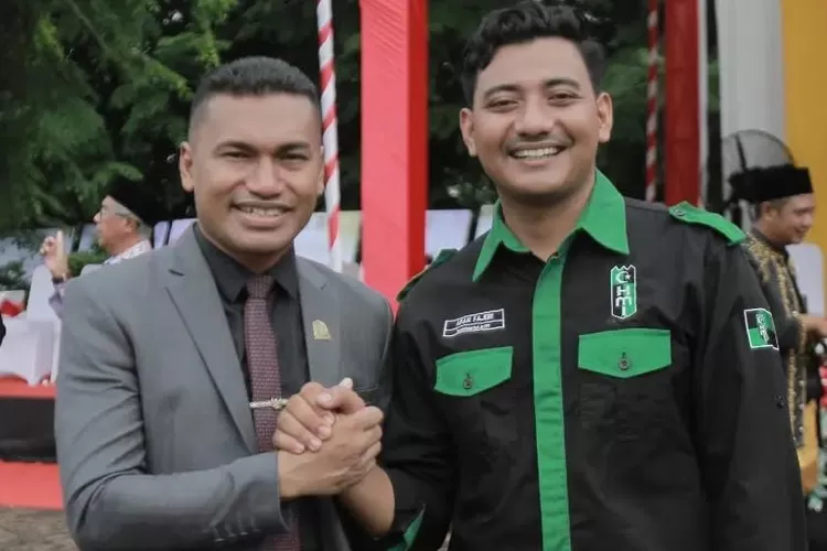 Ketua HMI cabang Blangpidie Afan Fajri bersama Bupati Abdya Safaruddin (kiri)