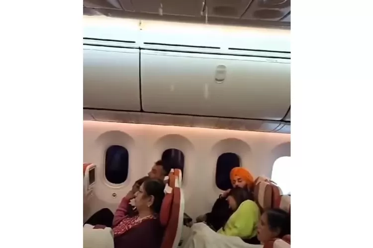 Viral di media sosial pesawat Boeing 787 Air India mengalami kebocoran atap ketika terbang dari Bandara London Gatwick di Inggris menuju Amritsar, India (X @baldwhiner)