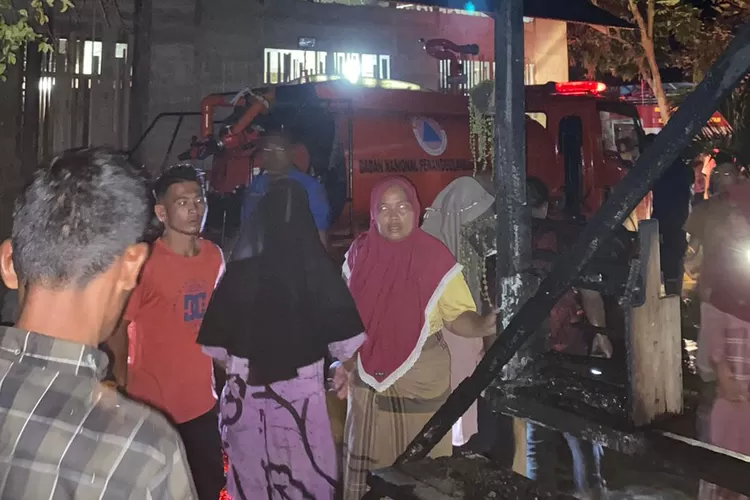 Rumah yang terbakar di Labuhanhaji Timur, ditolong warga dan petugas pemadam kebakaran.(Realitasonline.id/ ZUL)