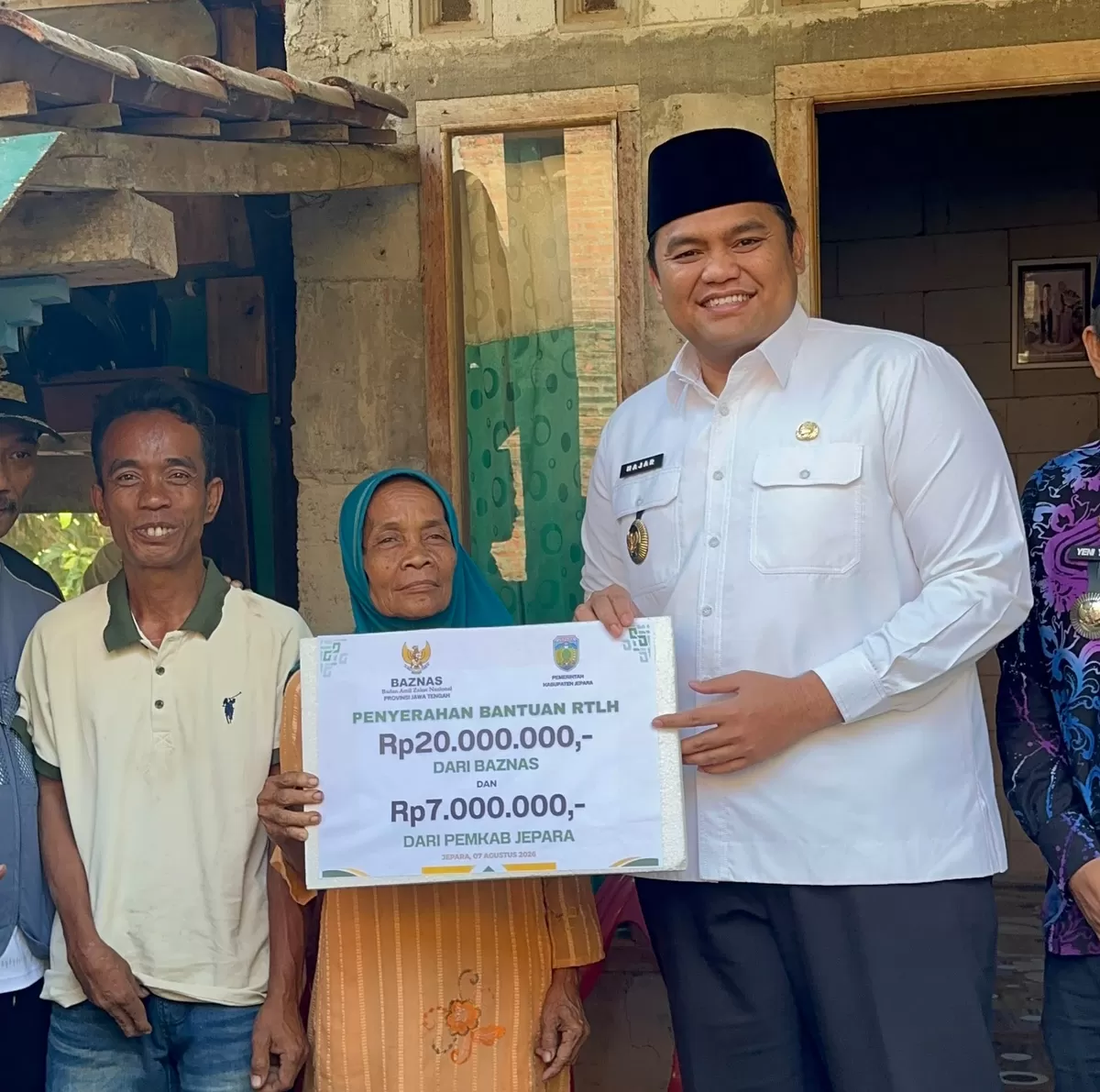 Wakil Bupati Jepara Muhammad Ibnu Hajar menyerahkan bantuan RTLH  (Istimewa for Pantura Network )