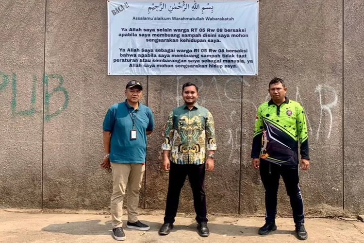 Lurah Tugu, Tri Sakti Anggoro meninindak TPS liar di RT 5/8, Kelurahan Tugu, Kecamatan Cimanggis, Kota Depok, Jumat (18/7). (DOKUMEN KELURAHAN TUGU)