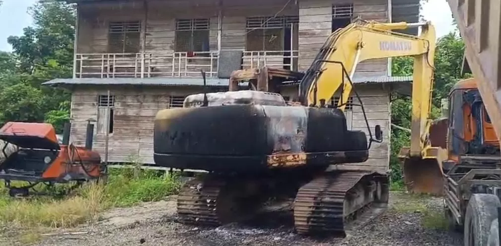  Kondisi excavator setelah dibakar OTK. (Dok prbadi).