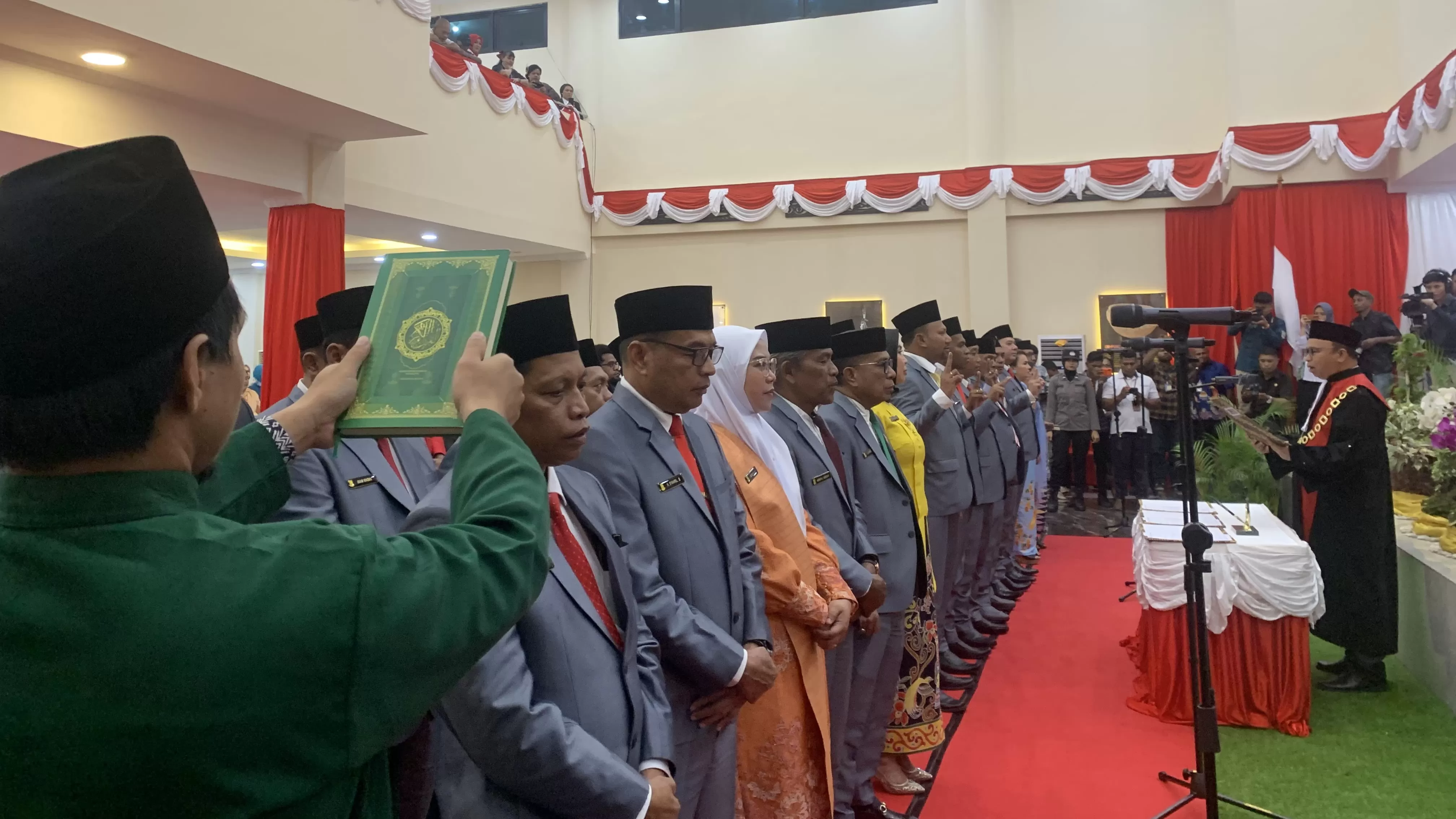 Ketua PN Jayapura Derman P. Nababan saat melantik dan mengambil sumpah/janji anggota DPR Kota Jayapura periode 2024-2029 di Gedung DPR Kota Jayapura, Senin (14/10/2024). (CENDERAWASIH POS/Karolus Daot