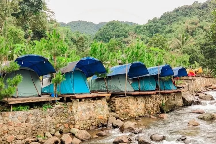 Glamping pinggir sungai yang dikelilingi pepohonan rindang. (Nurlaila Puspita Sari)
