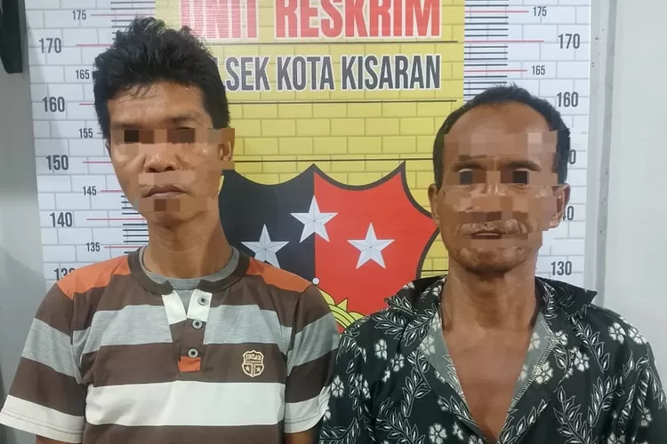 Kedua pelaku saat diamankan dipolsek Kota Kisaran (Ist)
