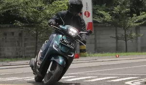 Buat Kamu yang Sering Sunmorian, ini Tips Aman Melintasi Jalan Aspal Berkerikil