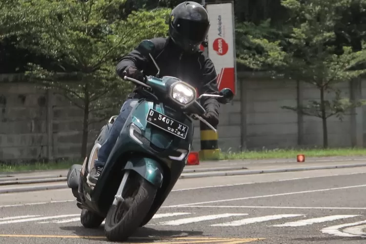 Ilustrasi tips aman berkendara melewati jalan aspal yang berkerikil. (PT Daya Adicipta Motora)