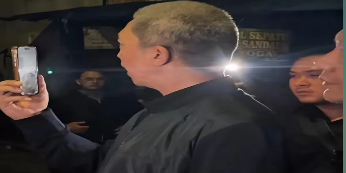 Wali Kota Bogor Dedie A Rachim mencabut sambungan listrik ilegal milik PKL saat sidak di Alun-Alun Kota Bogor. (Ist)