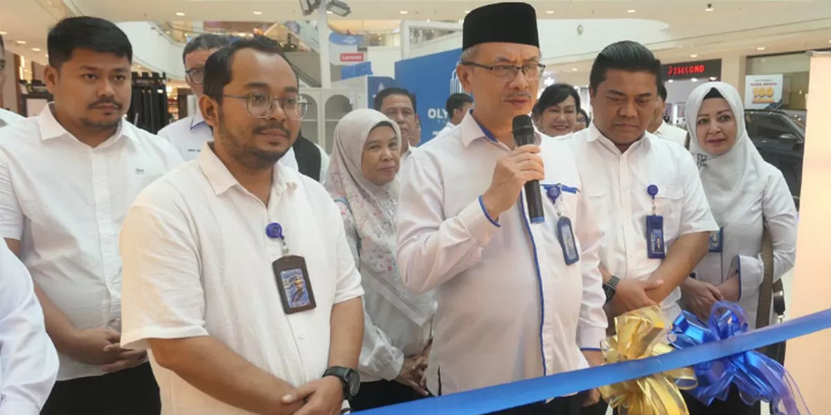 Peresmian Stand PMB Universitas Medan Area ditandai dengan pengguntingan pita oleh Rektor Universitas Medan Area, Prof. Dadan Ramdan, M.Eng., M.Sc. (Dokumen Realitas)