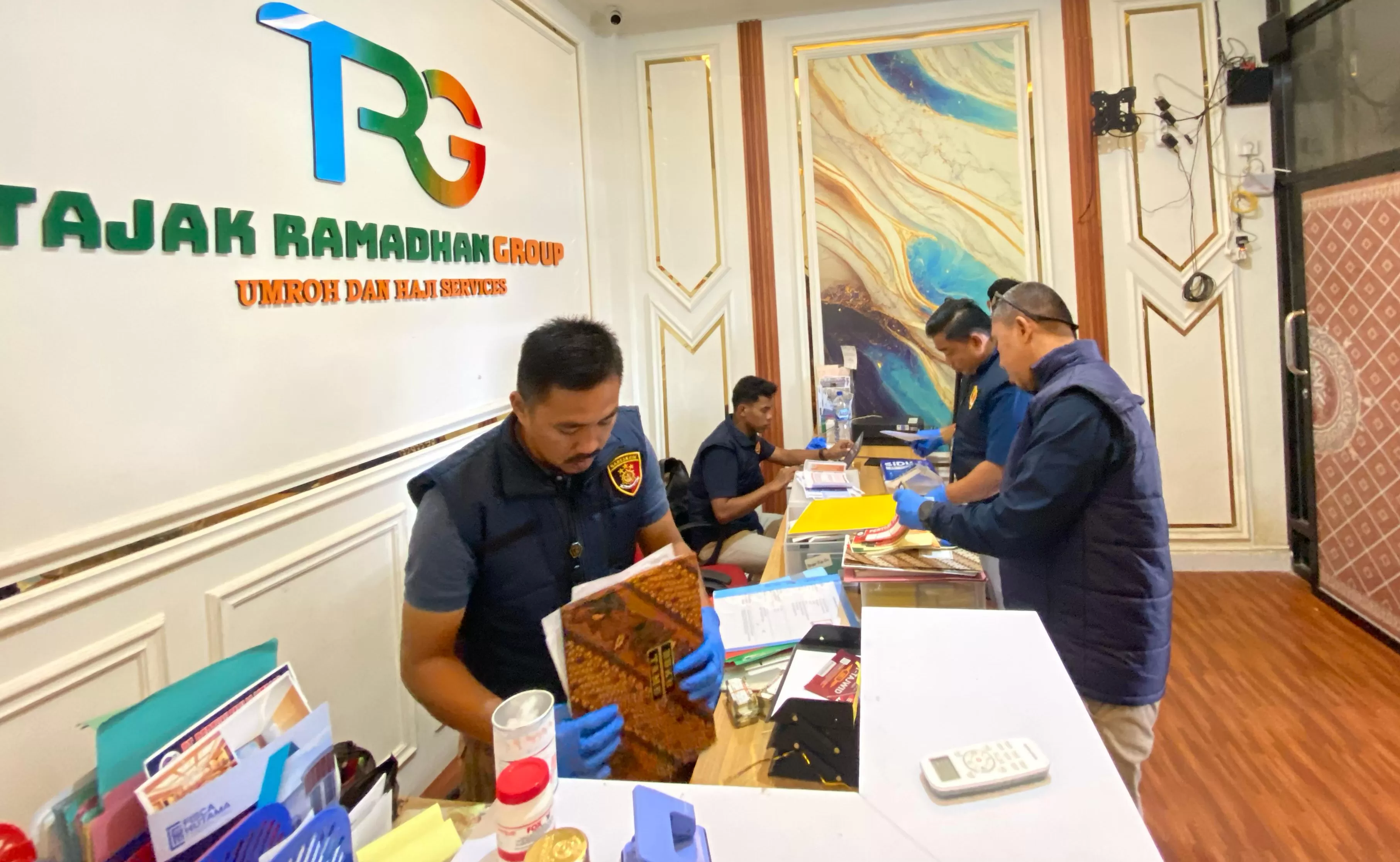 Kantor TRG digeledah Tim Satgas Polda Sultra dalam Perkara umroh