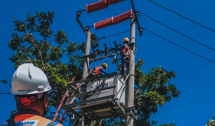 Ilustrasi petugas PLN secara rutin melakukan pemeliharaan infrastruktur untuk menjaga keandalan pasokan listrik bagi masyarakat.