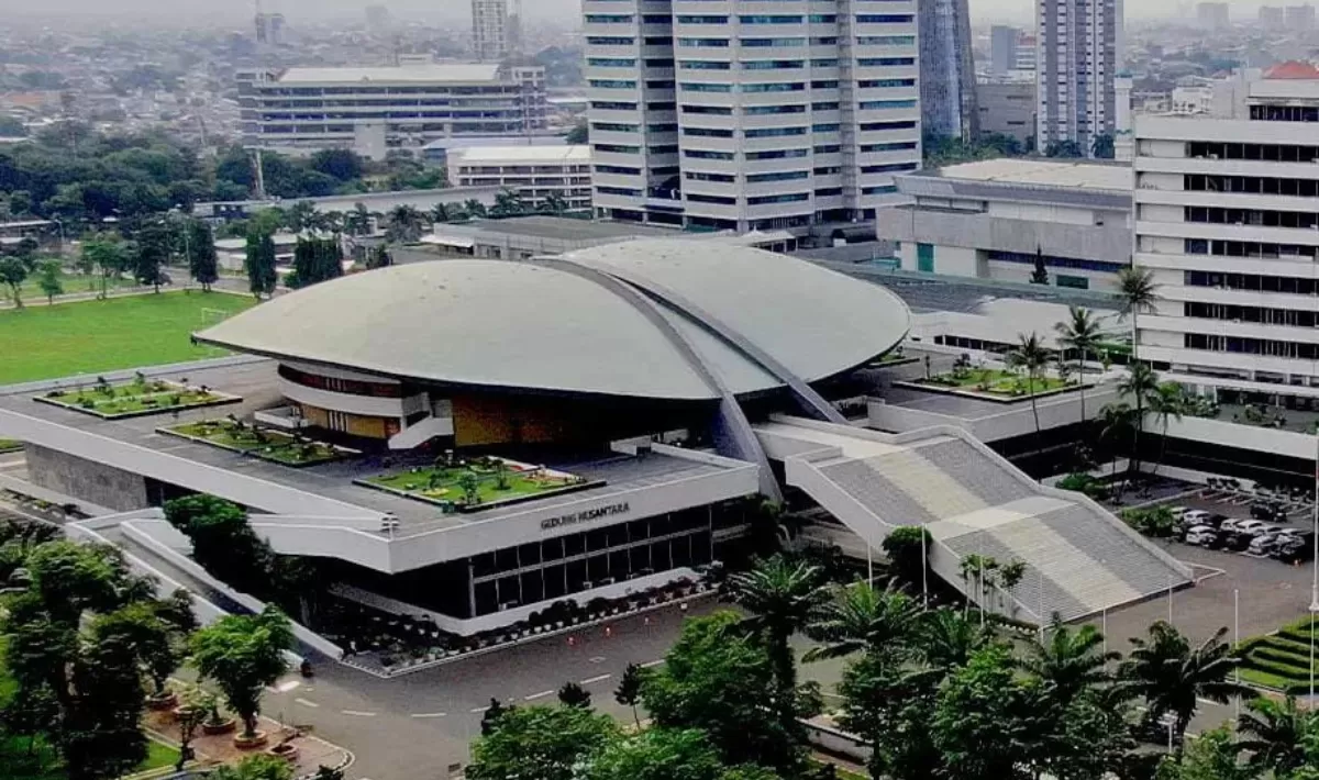 Gedung DPR RI di Kompleks Parlemen Senayan, Jakarta. DPR bersama pemerintah menyepakati sejumlah poin penting pembahasan RUU Polri, termasuk perubahan usia pensiun anggota kepolisian, peluang penempatan polisi aktif di jabatan sipil tertentu, serta ketentuan pendidikan minimal calon anggota Polri. (Foto: dpr.go.id)