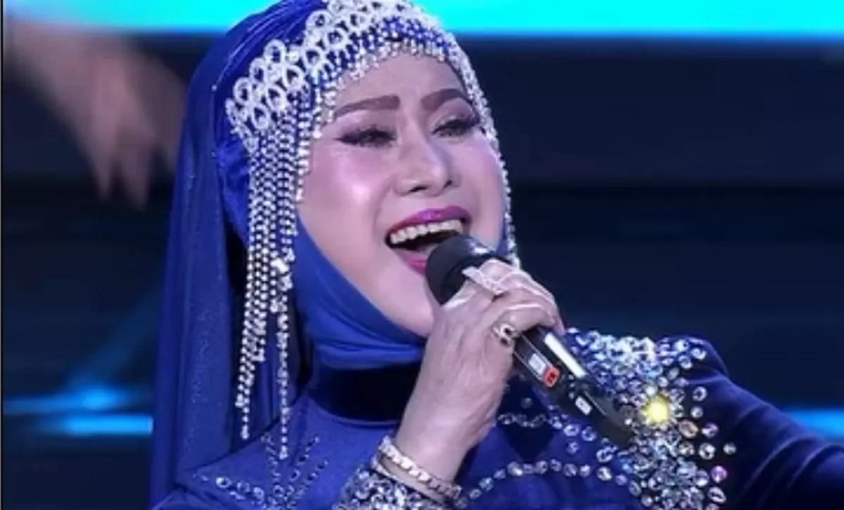 Potret Elvy Sukaesih bawakan lagu 'Bisik-Bisik Tetangga' yang jadi inspirasi pembuatan google doodle bertemakan dangdut dalam perayaan Hari Musik Dunia 2026 (Instagram @elvy_sukaesih)