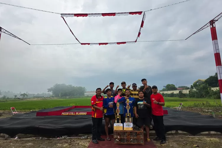 Penyerahan piala dan piagam juara Lomba Merpati Kolong dalam rangka  launching lapak Pigeon Stall Rajamoko di Pendowo Asri, Banyon, Sewon, Bantul, sekaligus pembentukan awal organisasidi PPPMKY.  (Foto: Dok. Istimewa)